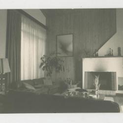 Sala: lámpara y mesa