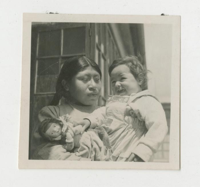 Ama de leche y niña