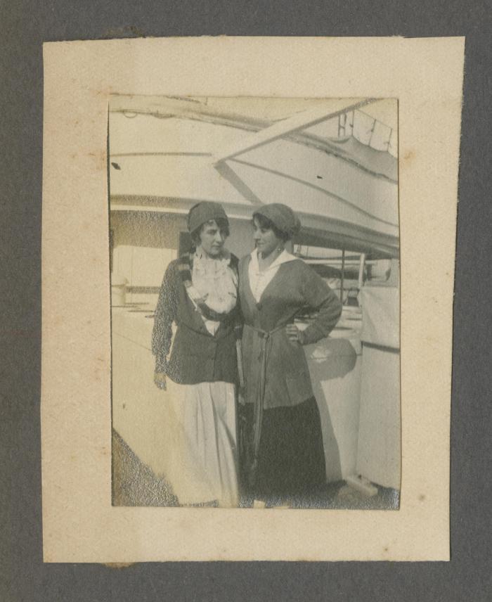 Julia Codesido y acompañante