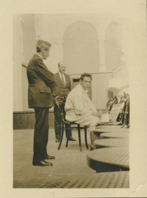 José Sabogal trabajando en taller