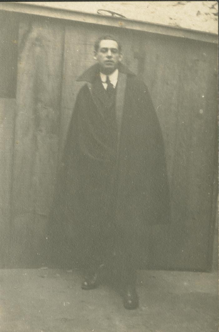 José Sabogal con capa 