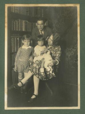 José Sabogal, María Wiesse Romero y sus hijos José Sabogal Wiesse y Rosa Teresa Sabogal Wiesse.