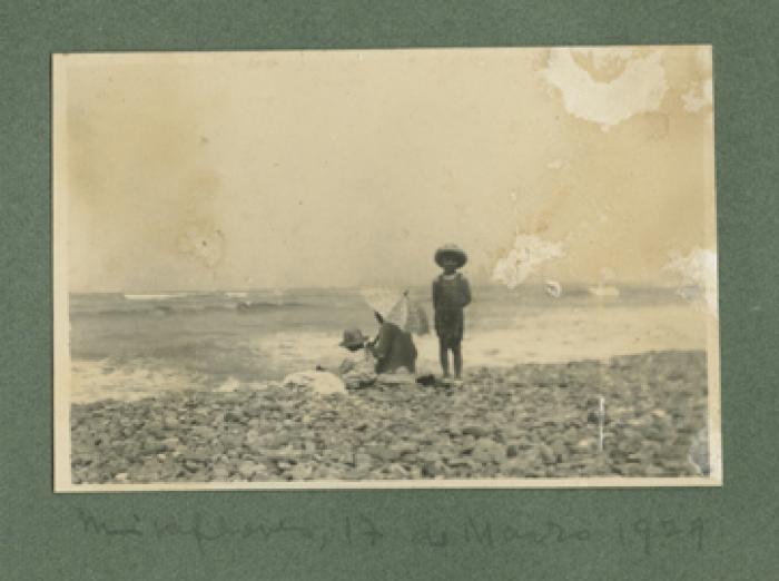 José Sabogal Wiesse y Rosa Teresa Sabogal Wiesse en la playa