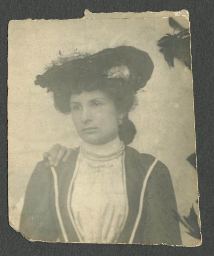 Retrato de mujer con sombrero