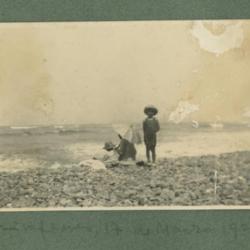 José Sabogal Wiesse y Rosa Teresa Sabogal Wiesse en la playa