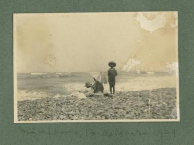 José Sabogal Wiesse y Rosa Teresa Sabogal Wiesse en la playa