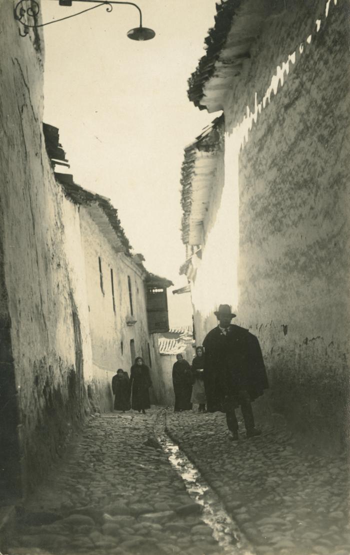 Sabogal en calle empedrada cusqueña