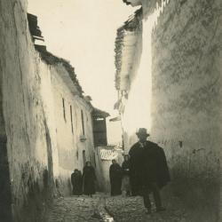 Sabogal en calle empedrada cusqueña