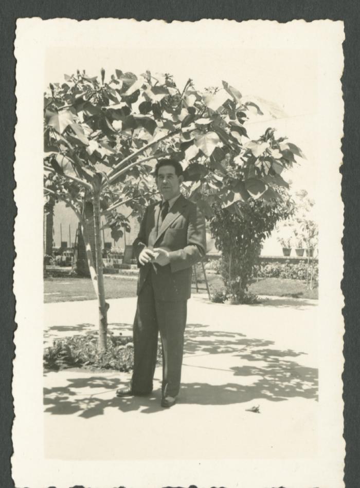 José Sabogal en patio