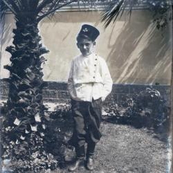 José Sabogal Wiesse en jardín 