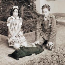 José y Rosa Teresa Sabogal Wiesse con perro