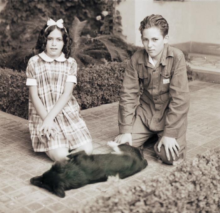 José y Rosa Teresa Sabogal Wiesse con perro
