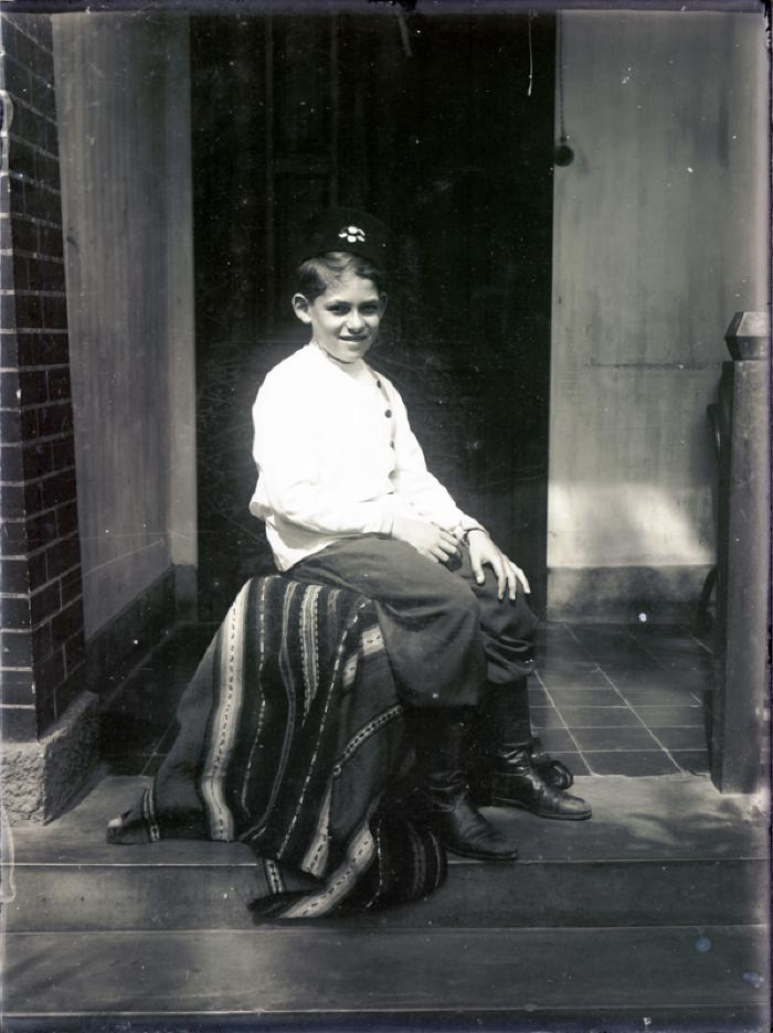 José Sabogal Wiesse sentado