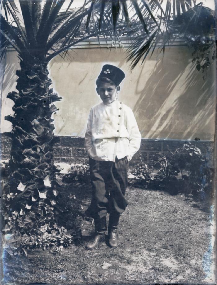 José Sabogal Wiesse en jardín 