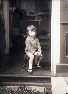 Rosa Teresa con juguete