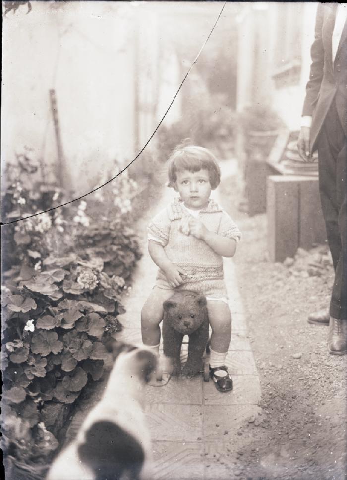 Rosa Teresa con juguete