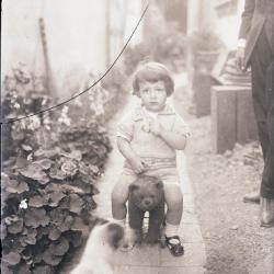 Rosa Teresa con juguete