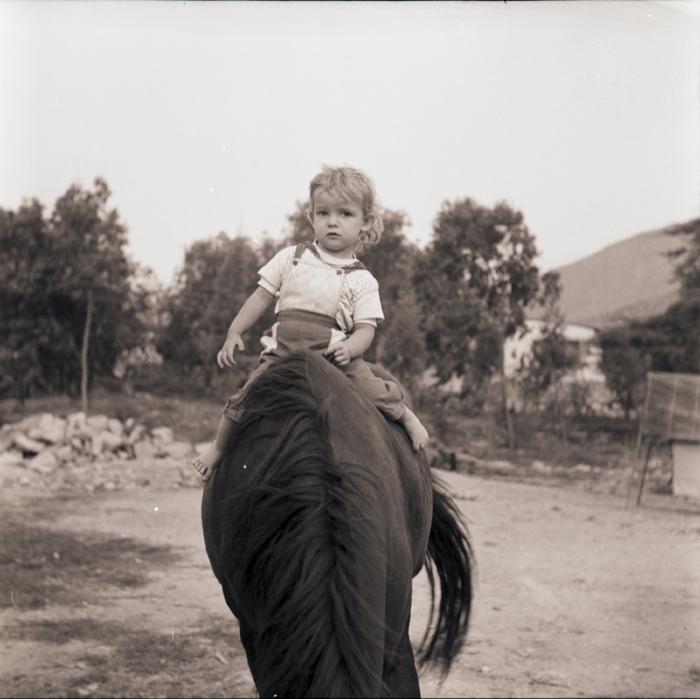 Isabel María, niño y caballo