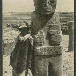 Monolito Tiahuanaco junto a poblador