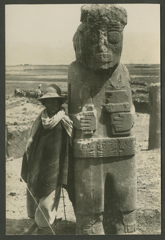 Monolito Tiahuanaco junto a poblador