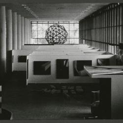 Vista del pabellón de la X Bienal de São Paulo durante el montaje de “El Movimiento Circular de la Luz”