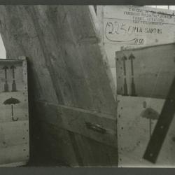 Registro fotográfico de cajas de embalaje con señalización de transporte del proyecto, proceso logístico de instalación, “El Movimiento Circular de la Luz”, X Bienal São Paulo