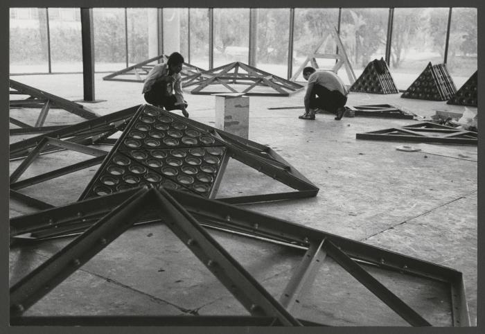 Operarios ensamblan módulos estructurales y paneles lumínicos de “El Movimiento Circular de la Luz” durante su montaje para la X Bienal de São Paulo