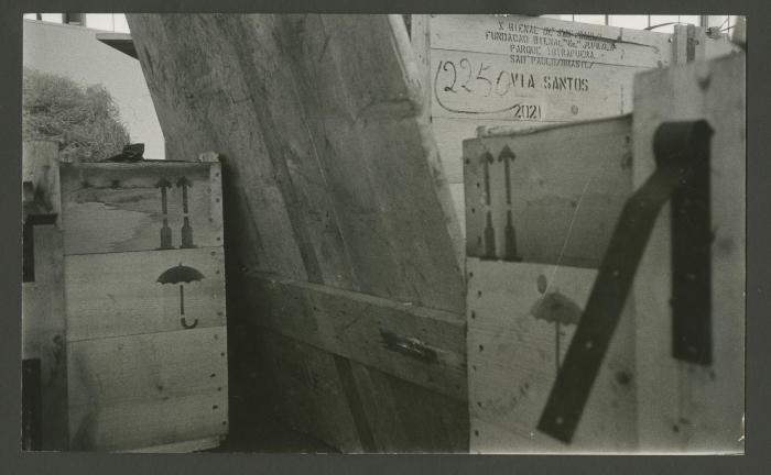 Registro fotográfico de cajas de embalaje con señalización de transporte del proyecto, proceso logístico de instalación, “El Movimiento Circular de la Luz”, X Bienal São Paulo