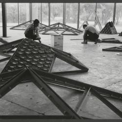 Operarios ensamblan módulos estructurales y paneles lumínicos de “El Movimiento Circular de la Luz” durante su montaje para la X Bienal de São Paulo