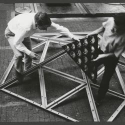 Construcción y montaje de los módulos triangulares de la obra El Movimiento Circular de la Luz, durante su colocación en el armazón estructural para ART 70, Basilea.