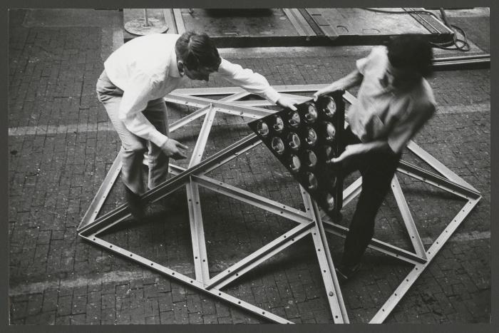 Construcción y montaje de los módulos triangulares de la obra El Movimiento Circular de la Luz, durante su colocación en el armazón estructural para ART 70, Basilea.