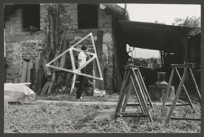 Traslado de módulo triangular de la estructura metálica en el área de trabajo de Losone (Ticino), para “El Movimiento Circular de la Luz”, ART 70, Basilea