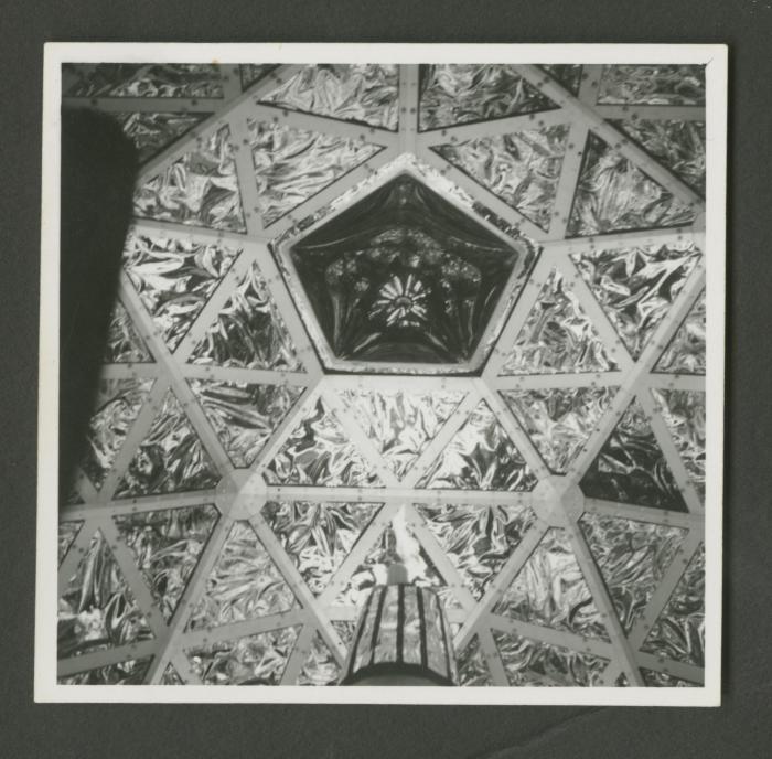 Vista interior de la cúpula con módulos triangulares reflectantes instalados en “El Movimiento Circular de la Luz”, ART 70, Basilea