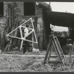 Traslado de módulo triangular de la estructura metálica en el área de trabajo de Losone (Ticino), para “El Movimiento Circular de la Luz”, ART 70, Basilea