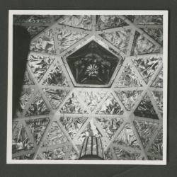 Vista interior de la cúpula con módulos triangulares reflectantes instalados en “El Movimiento Circular de la Luz”, ART 70, Basilea