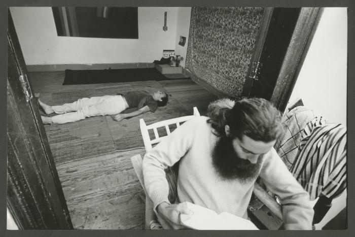 Escena de introspección y lectura en el entorno del "templo de la luz" para el proyecto "El movimiento circular de la luz", Art 70 Basel