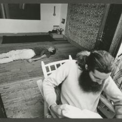 Escena de introspección y lectura en el entorno del "templo de la luz" para el proyecto "El movimiento circular de la luz", Art 70 Basel