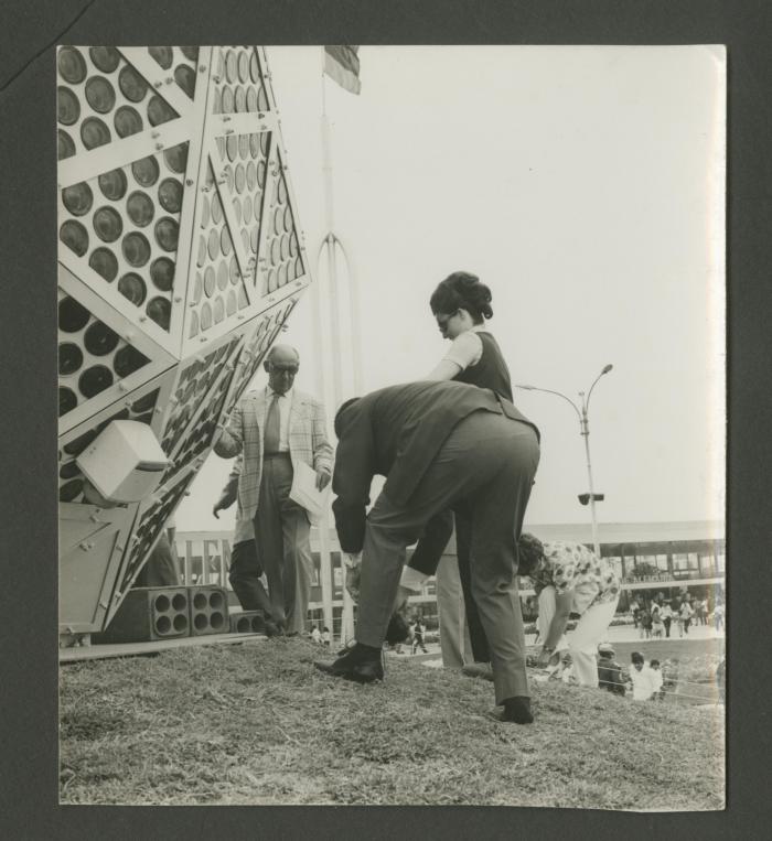 El Espectro de la Luz – Visitantes desplazándose para ingresar a la instalación, Feria Internacional del Pacífico, Lima, 1971