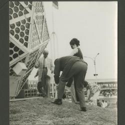 El Espectro de la Luz – Visitantes desplazándose para ingresar a la instalación, Feria Internacional del Pacífico, Lima, 1971