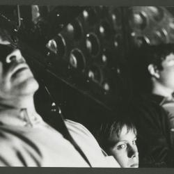 Participantes en experiencia sensorial dentro de El Espectro de la Luz – Feria Internacional del Pacífico, Lima, 1971