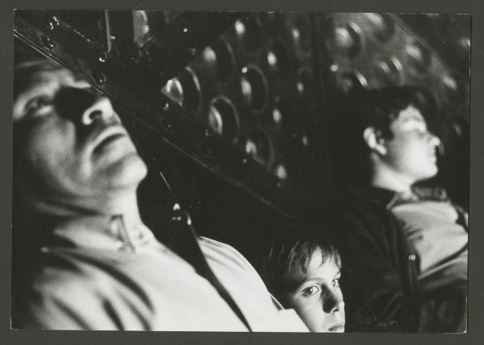 Participantes en experiencia sensorial dentro de El Espectro de la Luz – Feria Internacional del Pacífico, Lima, 1971