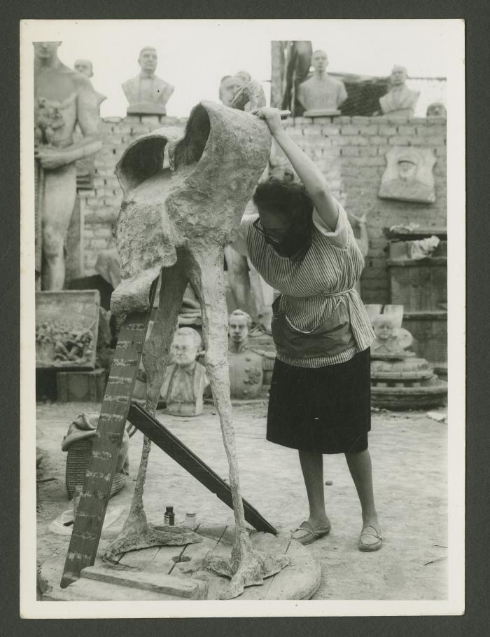Cristina Gálvez esculpiendo
