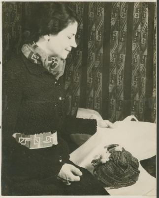 Elena Izcue en su exposición de Nueva York