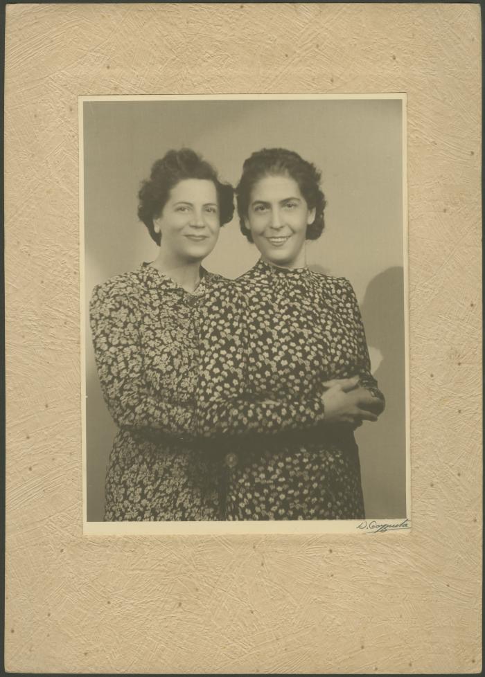 Fotoretrato de Elena y Victoria Izcue