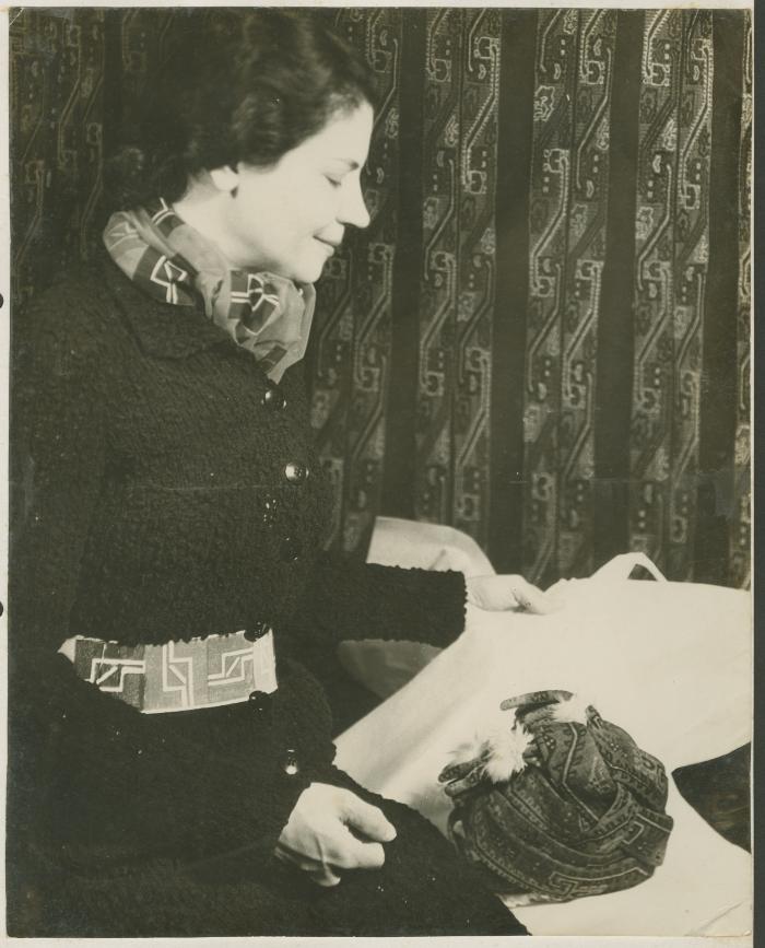 Elena Izcue en su exposición de Nueva York