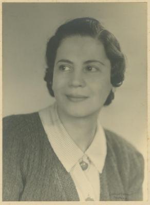 Retrato fotográfico de Elena Izcue