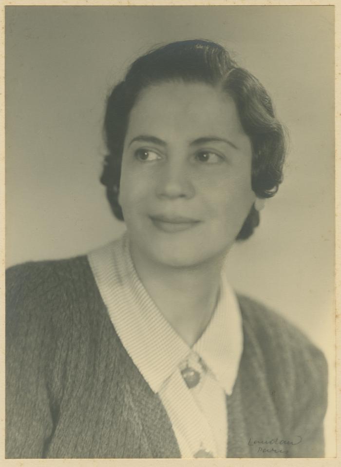 Retrato fotográfico de Elena Izcue