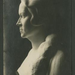 Tarjeta postal con dedicatoria de Rafael Larco a las hermanas Izcue