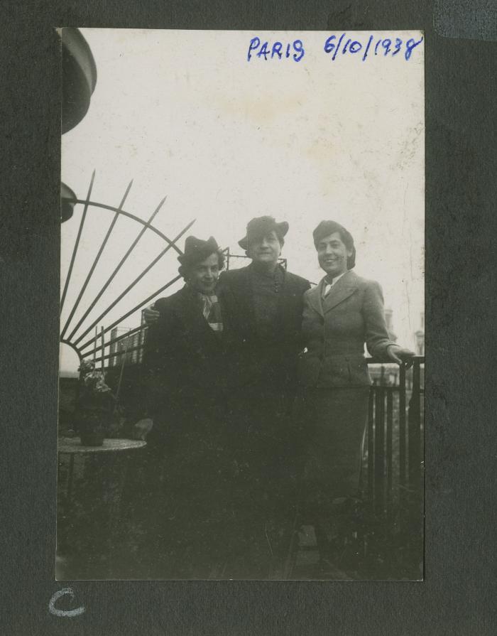 Elena y Victoria Izcue en París