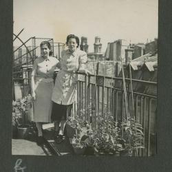 Elena y Victoria Izcue en París